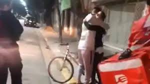 Video imperdible: a un repartidor rosarino le robaron la bicicleta y la  chica que esperaba el pedido le regaló la suya | Rosario3